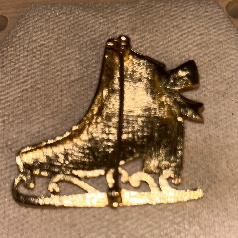 Vintage Gold Tone Rhinestone Ice Skate Brooch Winter Holiday Pin - Picture 2 of 5